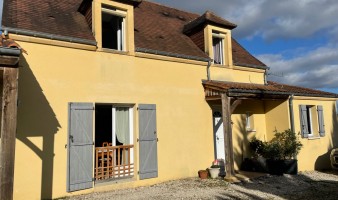 In the Périgord Noir, property complex (3 rents), with an independent house and a building offering two independent flats. Land of 3331 m².