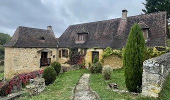 Exclusivité: Périgord Noir, dans une vallée calme, entre Montignac, Plazac et Thenon, propriété de caractère comprenant la maison et une belle grange sur un terrain de 2400 m² environ.