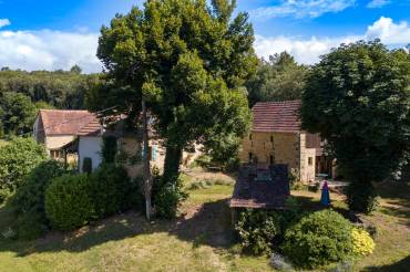 En Périgord Noir, propriété composée de trois maisons en pierre entièrement restaurées sur un terrain d'environ 5 hectares piscinable.
