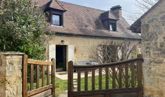 In a quiet, unspoilt hamlet in Périgord Noir, between Sarlat and Les Eyzies, lovely property comprising a house and large barn with courtyard and garden. 