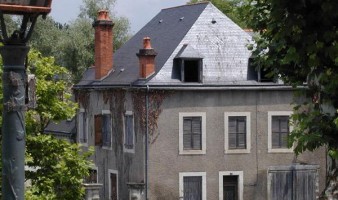 Terrasson heart of town - bourgeois house to restore, charming small garden, beautiful volumes