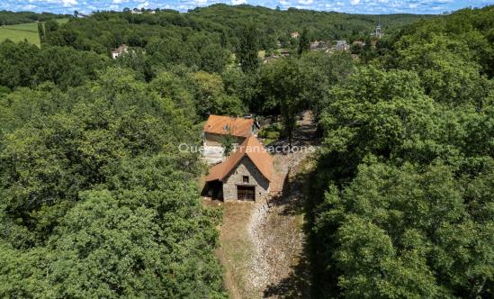Secteur GOURDON - Agréable maison avec grange en pierre sur 1197 m² boisés