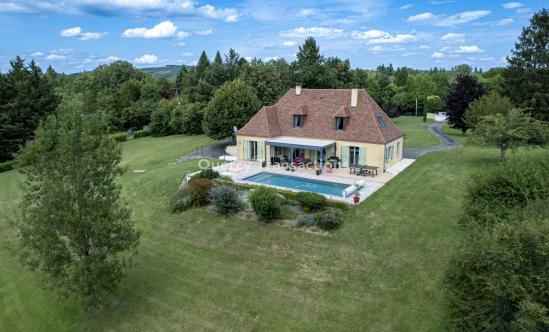 Secteur GOURDON - Lumineuse Maison de charme - 4 chambres avec vue et piscine sur 9800 m²