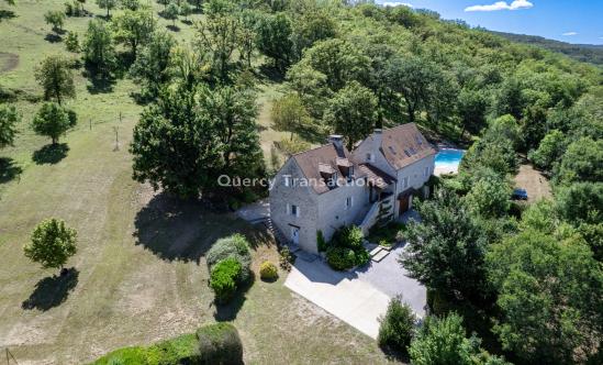 Secteur GOURDON - Ravissante et spacieuse Maison en pierre 5 chambres sur 1ha avec piscine chauffée