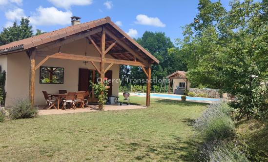 Secteur Sarlat - Maison de plain-pied avec garage, jardin, vue et piscine 