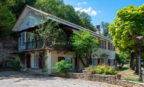 EXCLUSIVITE - Propriété de charme avec vue panoramique et piscine sur 8ha