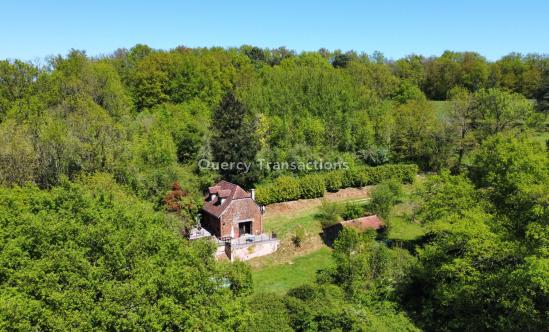 In Périgord Noir, barn restored into a house of about 70 m² living space. Nice view over the surrounding countryside, quiet situation. Land of about 4000 m² with workshop. Above ground pool.