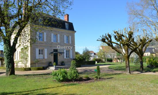 In the heart of a charming little village in the Périgord Noir, beautiful 19th
century property of approximately 270m² of living space. Swimming pool.
Outbuildings . Land of 3700 m².