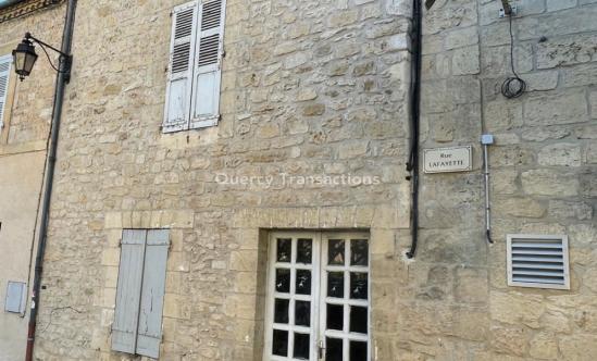 En plein centre de MONTIGNAC, beau projet d'aménagement pour cette maison en pierre avec possibilité de boutique et appartement.