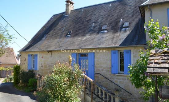 Black Perigord, between Montignac and Hautefort, property in a hamlet with house and outbuildings on 3000 m² of land. Nice view and good orientation.