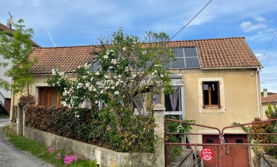En Périgord Noir, dans un hameau, au calme, petite maison en pierre rénovée avec petit jardin.