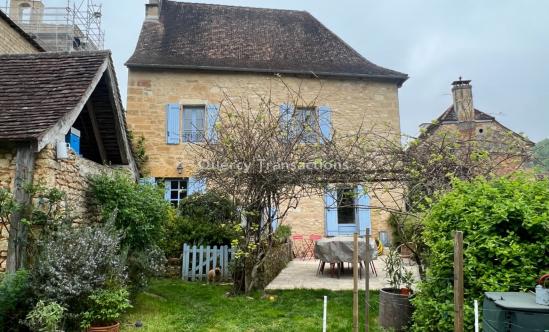 En Périgord Noir, à 5 minutes de MONTIGNAC-LASCAUX, charmante maison rénovée  en pierre avec jardin en plein coeur d'un petit village. 