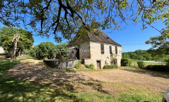 Belle maison en pierre de caractère, mitoyenne, entre Montignac-Lascaux et Hautefort sur 1850 m² de terrain.