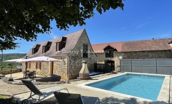 Périgord Noir, near a small typical village, property with house, gîte, swimming pool and view.