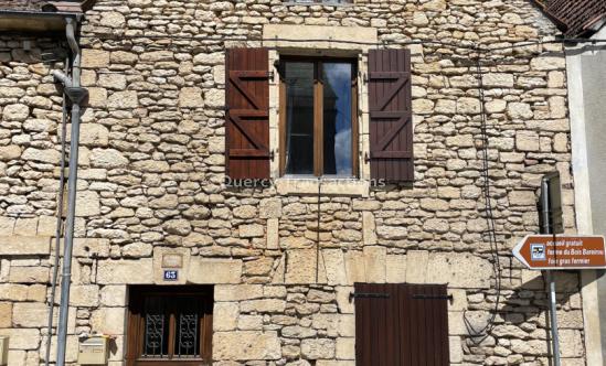 En plein coeur de Montignac, maison en pierre rénovée avec terrasse. Parfait pour un investissement locatif ou premier achat.