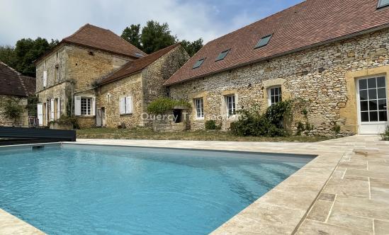 In the Périgord Noir, 5 minutes from MONTIGNAC-LASCAUX, old stone building largely renovated with 15 hectares of adjoining and non adjoining land.