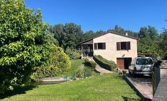 Exclusive in the centre of Montignac: recent single storey house on a total basement. Enclosed land of 2400 m². 