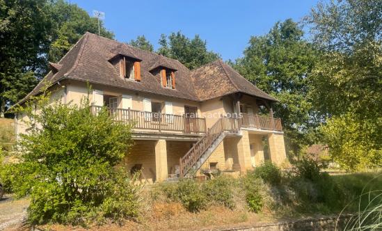 Maison traditionnelle toute proche du centre-ville de Montignac au calme avec jardin.
