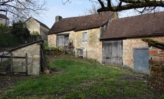A 10 minutes du Château d'Hautefort, petite maison en pierre à rénover sur 623 m² de terrain. 