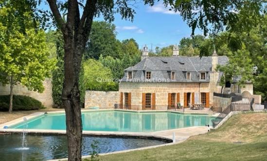 Près de Brive, en Corrèze, à proximité du lac du Causse, très bel ancien moulin rénové avec superbe piscine alimentée par un ruisseau. Terrain d'environ 2 ha. 