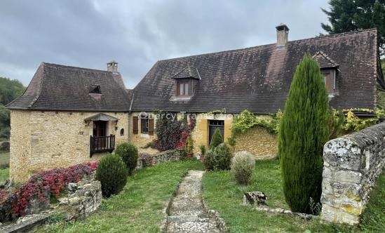 Exclusivité: Périgord Noir, dans une vallée calme, entre Montignac, Plazac et Thenon, propriété de caractère comprenant la maison et une belle grange sur un terrain de 2400 m² environ.