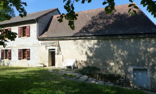 A must see! In the Périgord Noir, very nice view for this extended Périgourdine. Land of more than 3ha with a barn. 