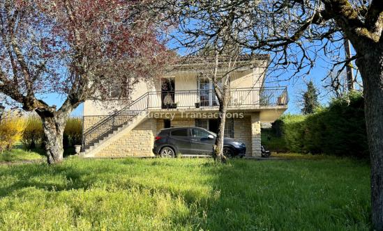Between PERIGUEUX and BRIVE, 15 minutes from MONTIGNAC-LASCAUX, house of about 190 m² on 7372 m² of land!