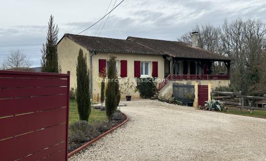 Périgord Noir, Maison contemporaine avec terrain piscinable d'environ 3400m², proche centre ville de Montignac.