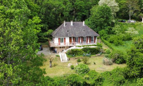 Exclusivité.Sur les hauteurs de Montignac-Lascaux, au calme et à 1 km seulement du village,  maison des années 1970 à moderniser.
