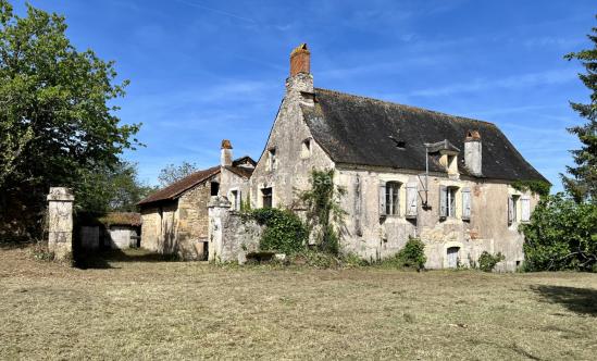 10 minutes from Montignac-Lascaux, magnificent stone house of character to renovate entirely, on more than 2700 m² of land.