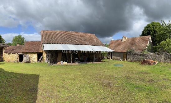 En Périgord Noir, ancienne fermette dans son jus à rénover, l'ensemble sur un enclos de 980 m², entre MONTIGNAC et SARLAT.