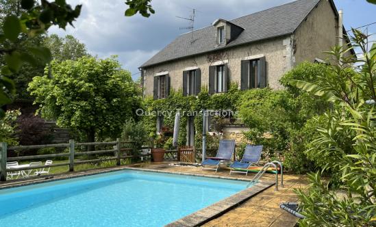 Grande maison familiale d'environ 200 m², en pierre, avec piscine et beau jardin dans le centre de Montignac-Lascaux. Garages.