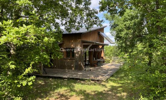 In Perigord Noir, on the heights of the classified village of Saint Amand de Coly, 10 minutes from Montignac, wooden house from 2013 nestled on a wooded plot of land of about 1600 m², located in a small quiet subdivision.
