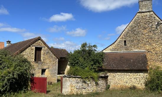 In the Périgord Noir, characteristic house with outbuildings around a large courtyard. Lots of character with two beautiful rooms and fireplaces. Ideal for vacations.