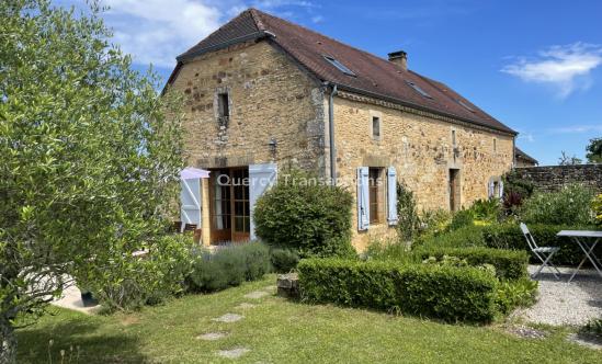 In the Périgord Noir region, between the Lot and Dordogne rivers, renovated stone barn with swimming pool.