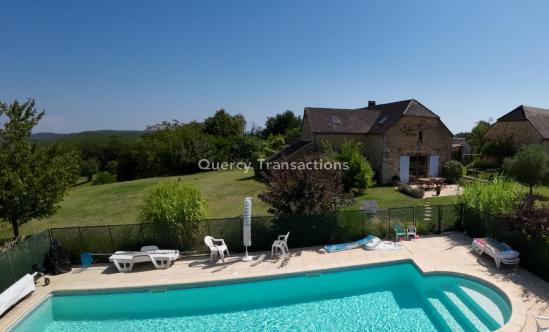 En Périgord Noir, entre le Lot et la Dordogne, grange en pierre rénovée avec piscine.