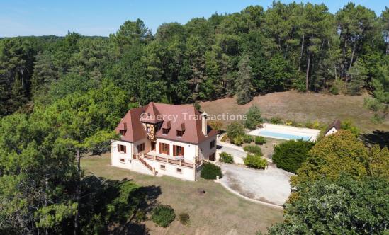 On the heights of a village, 5 minutes from Montignac, with no close neighbours, large Périgord house with swimming pool on 2.5 hectares of land.