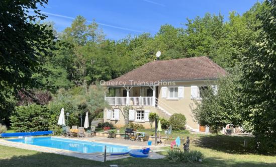 Proche de Montignac, dans un environnement calme, maison de vacances d'environ 120 m² avec piscine sur jolie parcelle d'environ 3000 m².