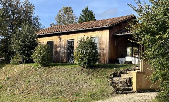 In Périgord Noir, in the Vézère valley, right in the middle of all the tourist sites, complex of 6 gîtes with swimming pool, very well situated, on a large plot of land of around 7000 m².