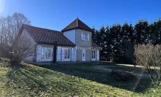 En Périgord Noir, à 15 mn de Montignac, maison traditionnelle de 130 m² habitables avec garage/atelier sur en viron 5500 m² de terrain.