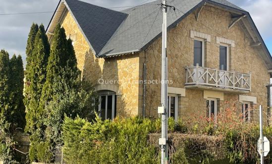 Dans le centre de Montignac-Lascaux, maison d'habitation à rénover avec potentiel locatif (appartements et / ou bureaux).