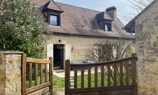 In a quiet, unspoilt hamlet in Périgord Noir, between Sarlat and Les Eyzies, lovely property comprising a house and large barn with courtyard and garden. 