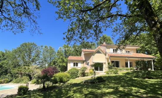 Superbe situation pour cette propriété en Périgord Noir avec piscine et court de tennis sur près d’un hectare.