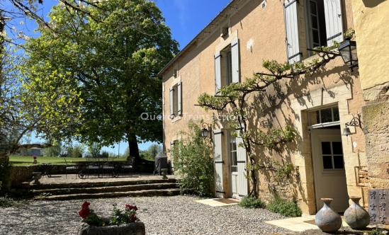 En Périgord Noir, entre Vallée Dordogne et Vallée Vézère, au calme et sur hauteurs, très bel ensemble sur 3 hectares avec maison principale, gîte (ou maison d'amis), dépendances et piscine.