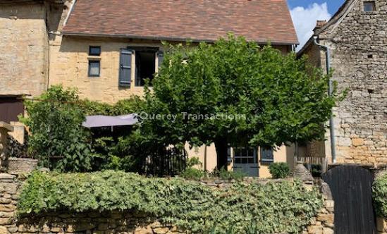 En Périgord Noir, maison "coup de coeur" dans un des plus beaux villages de France. Joli jardin en façade.