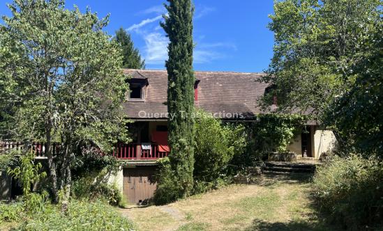 En Périgord Noir, sur les hauteurs du village de Plazac, située au calme à l'extrémité d'un petit hameau très calme dans un bel environnement avec vue sur la campagne, maison de charme d'environ 125 m² habitables sur plus de 3000 m² de terrain.