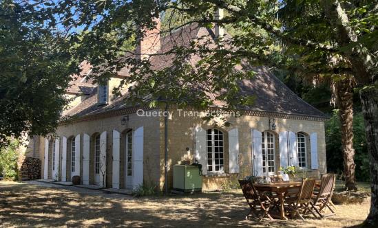 ON THE HIEGHTS, CLOSE TO THE CENTER OF LE BUGUE, A LARGE SINGLWE-STOREY  265SQM STONE PROPERTY ON OVER AN ACRE OF LAND.