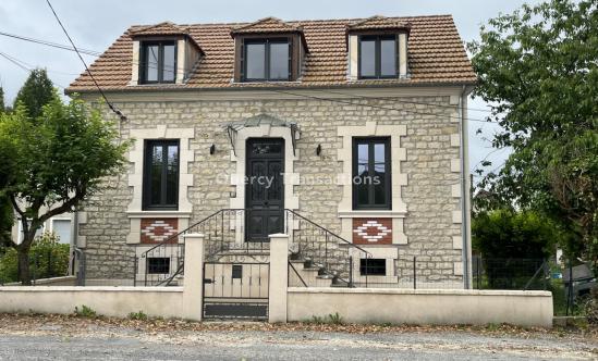 En plein centre de Montignac-Lascaux, maison avec jardin entièrement restaurée.