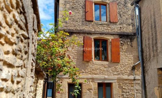 In the old quarter of MONTIGNAC-LASCAUX, close to the church square, historic house on 4 levels, ideal for holiday home.