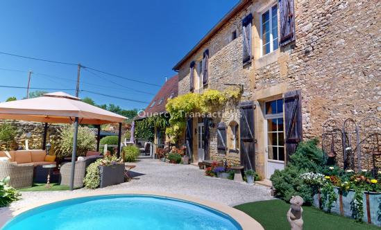 En Périgord Noir,  très belle maison de caractère avec piscine entièrement rénovée, située dans un hameau entre Montignac-Lascaux et Sarlat.